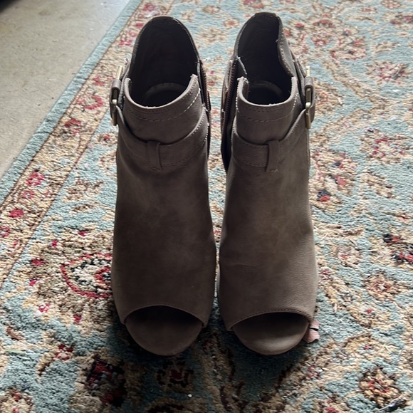 Guess tan booties- open toe size 7 - Picture 4 of 6
